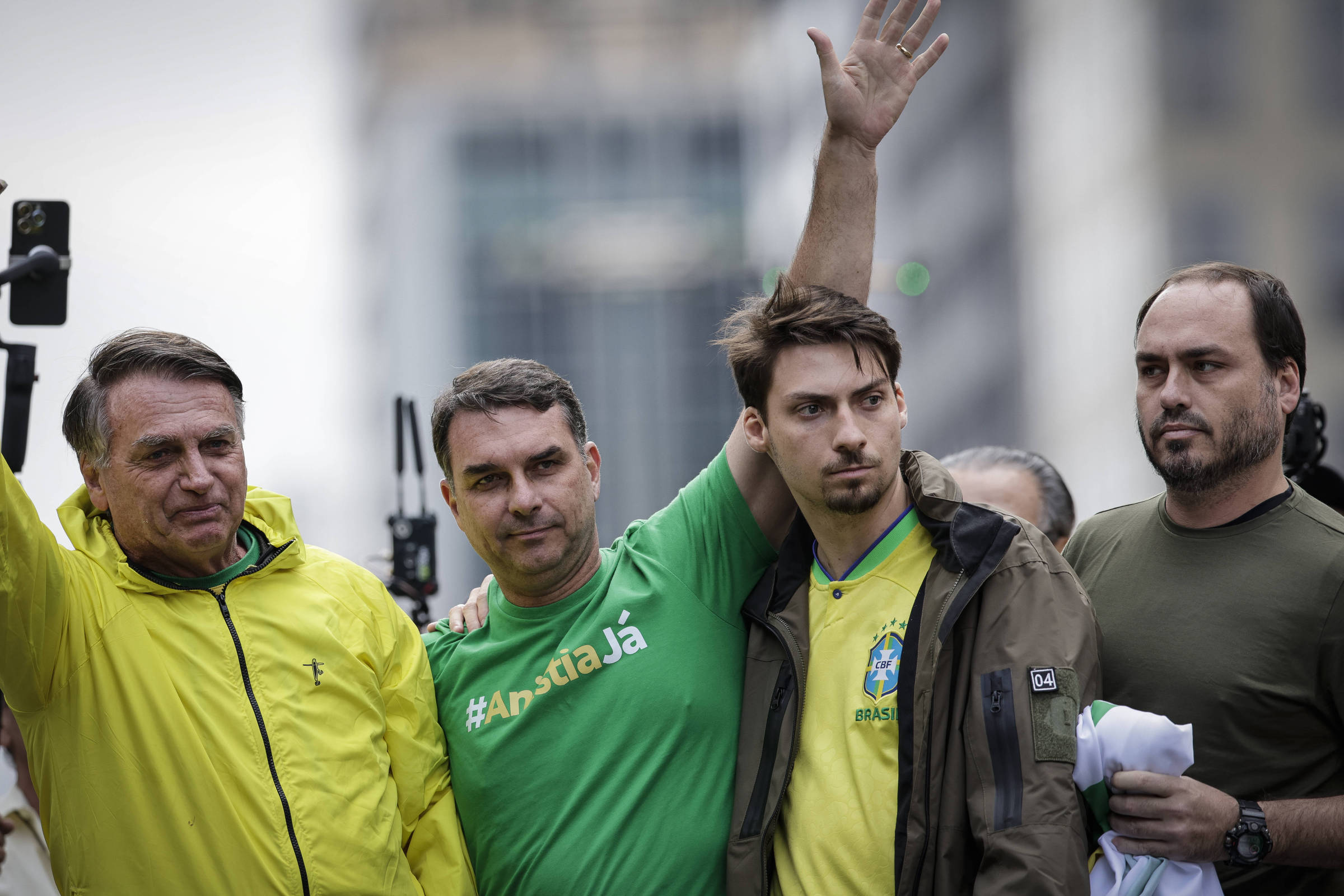 Os Bolsonaro, como os peixes, morrem pela boca