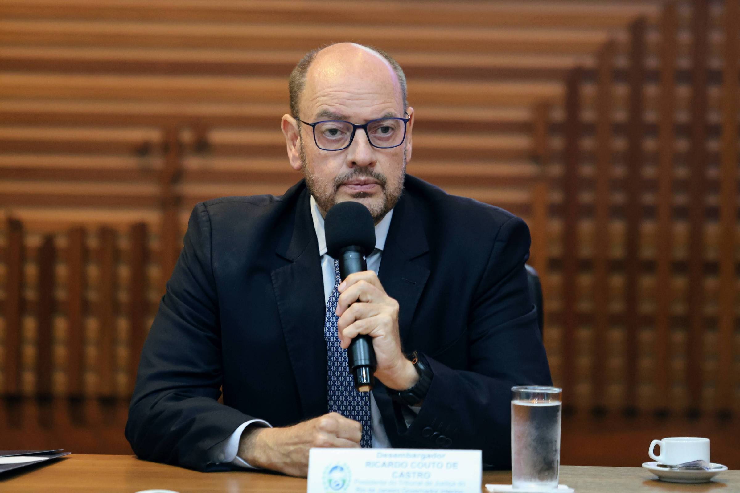 Governador interino do RJ apresenta nova tese para explicar sua permanência no cargo