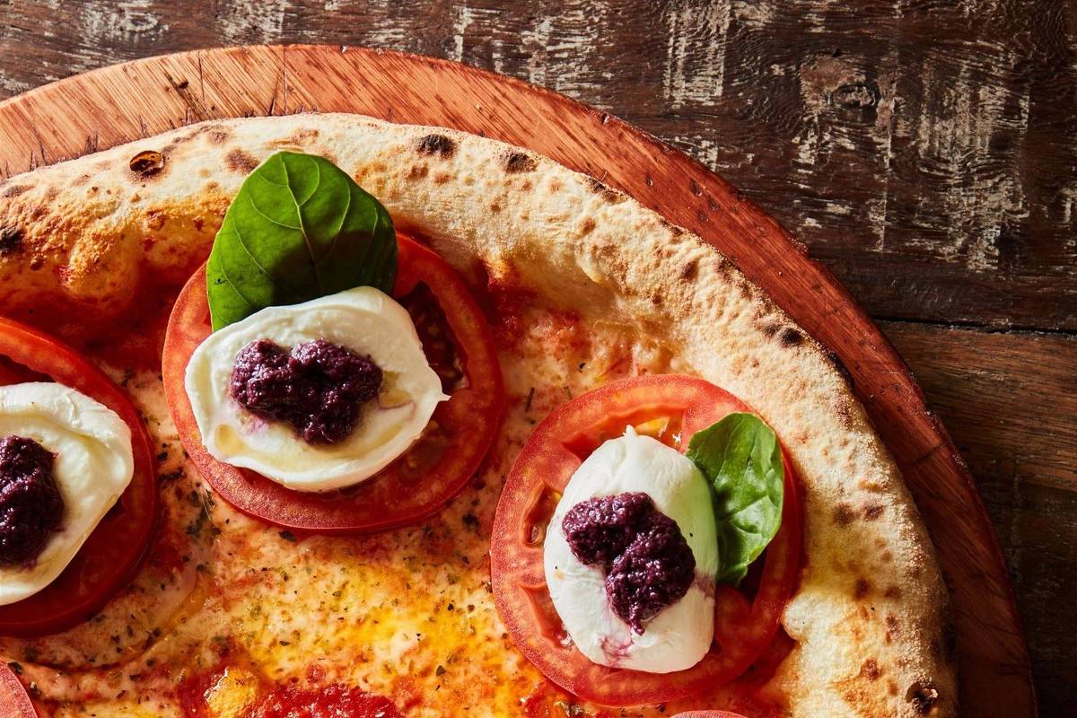 Veja onde comer a tradicional pizza paulistana, abundante em queijo e cobertura
