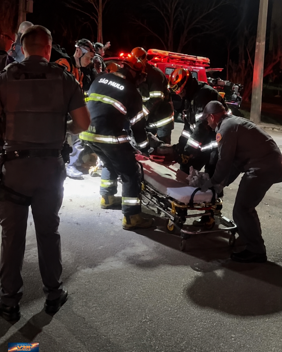 Carro destrói muro, atinge árvore e deixa duas mulheres presas às ferragens no Jardim Satélite, em São José dos Campos