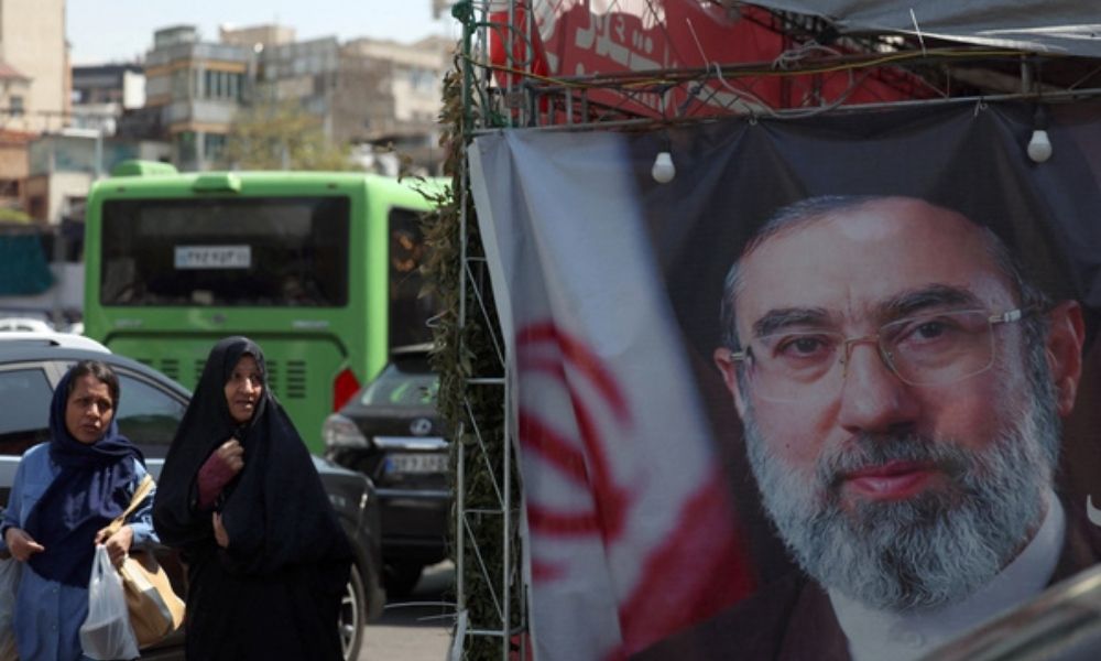 ‘Desejarão ter uma morte tranquila”, diz líder supremo do Irã após funeral de Khamenei