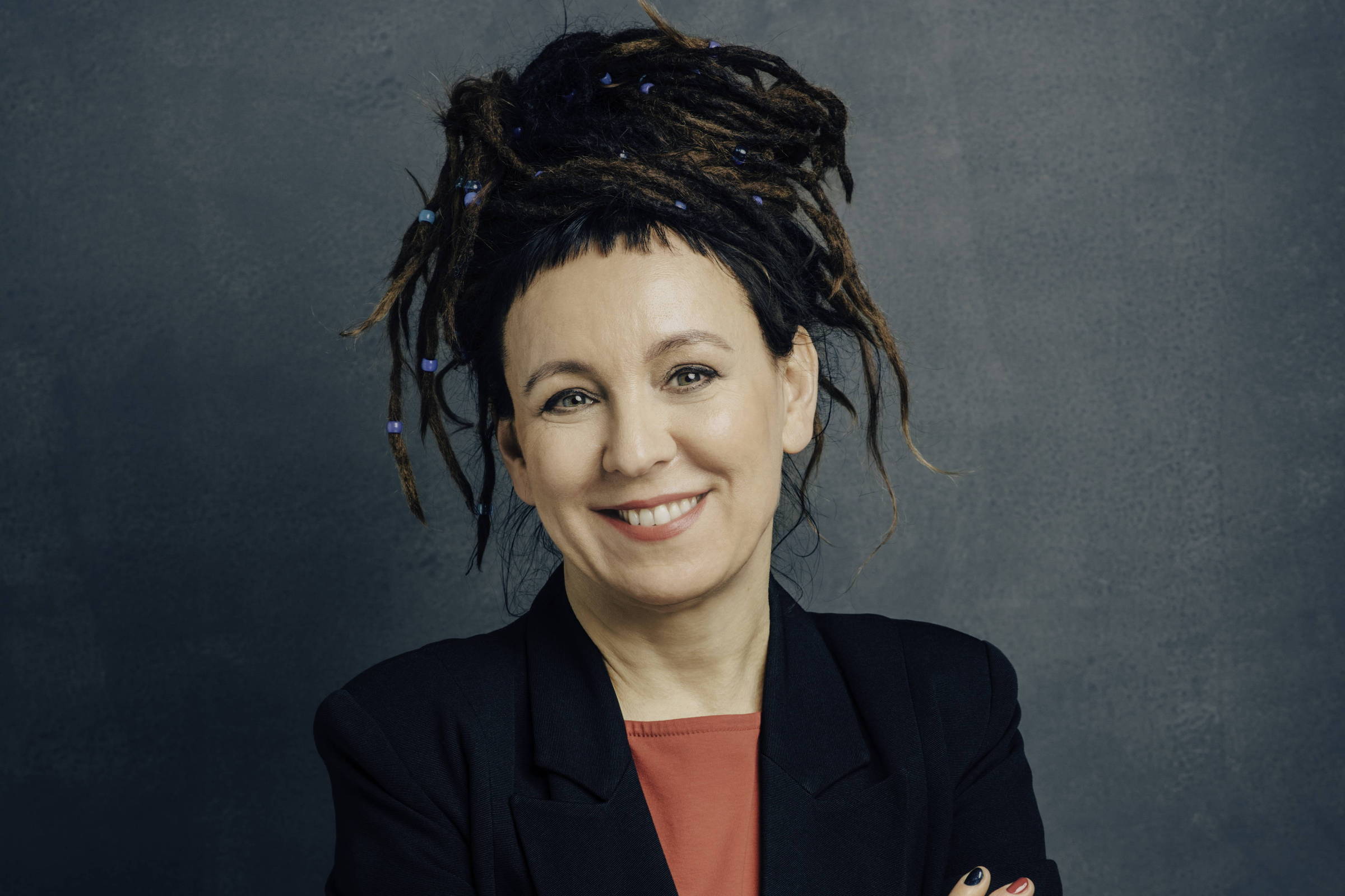 Livro de Olga Tokarczuk expõe misoginia, mas se aproxima do ChatGPT