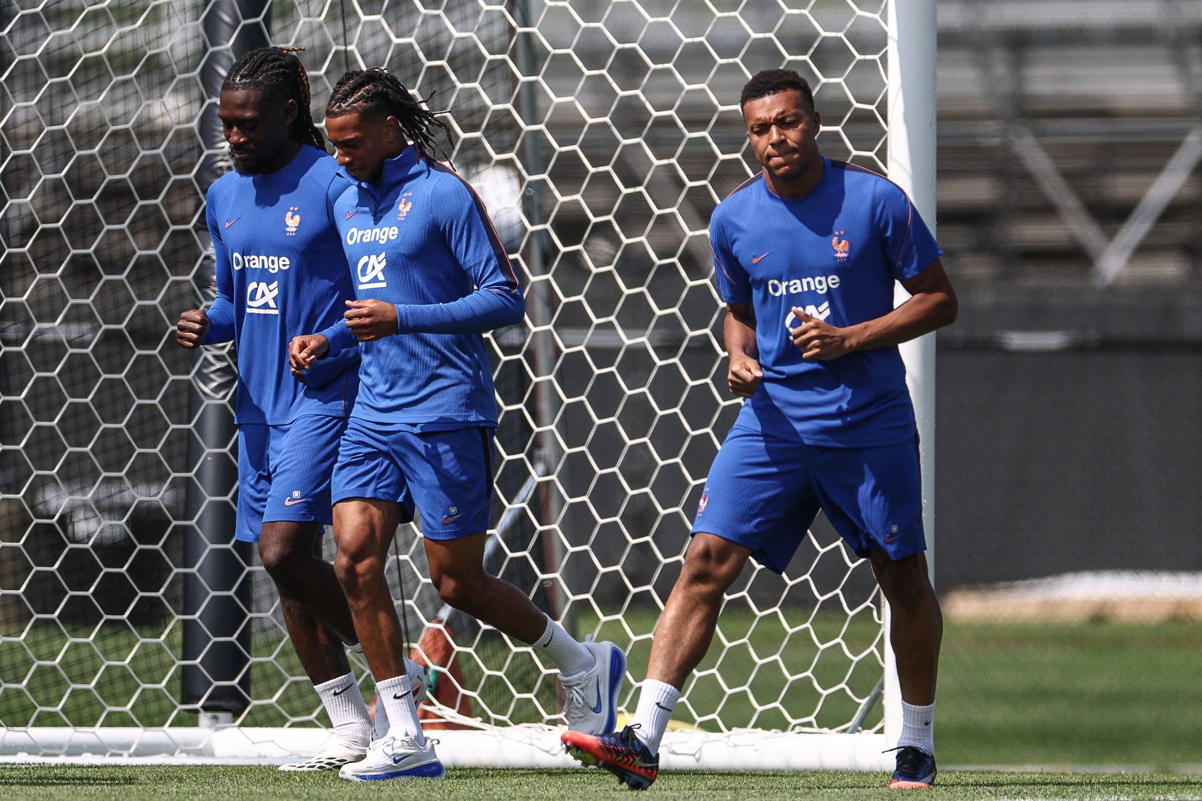 Seleção francesa volta aos treinos com Mbappé em campo; beques descansam