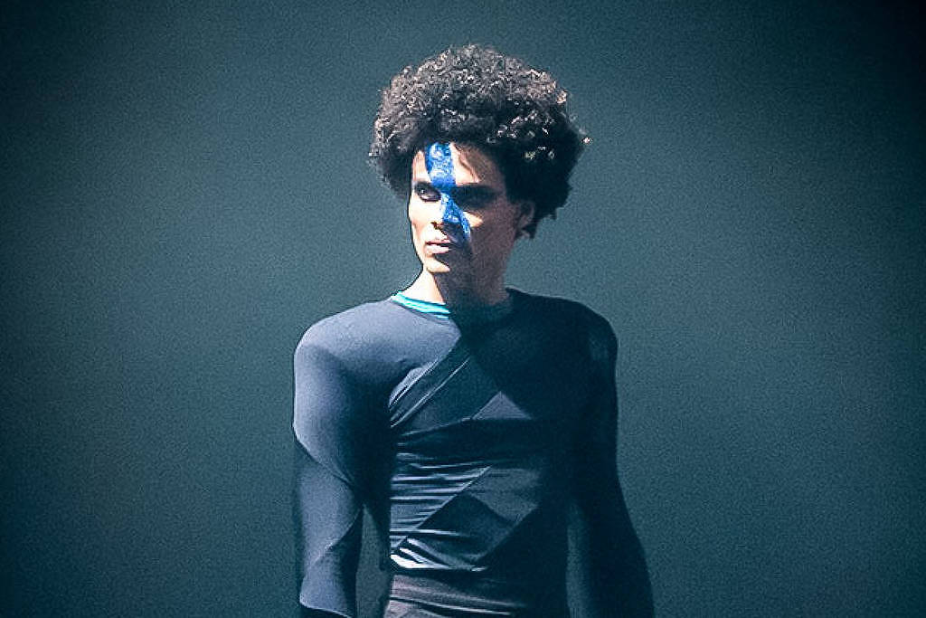 Cia Cisne Negro apresenta espetáculo grátis em tributo a David Bowie neste domingo