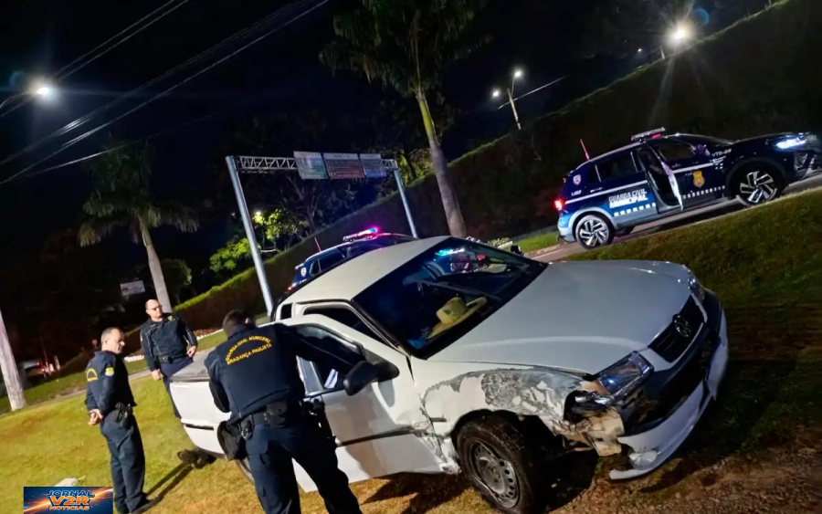 Motorista sem habilitação foge da GCM, percorre ruas e rodovia em alta velocidade e bate contra poste em Bragança Paulista