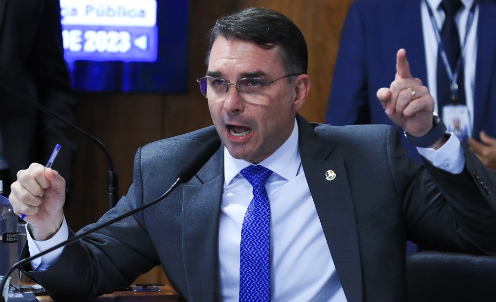 ‘Moraes quer tirar o meu pai da domiciliar a qualquer custo’, diz Flávio
