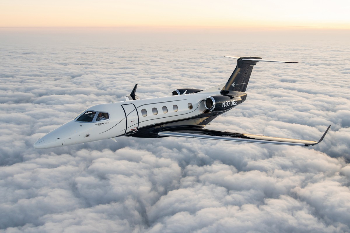 Embraer lança nova versão do jato Phenom 300 com sistema que faz pouso automático em emergências