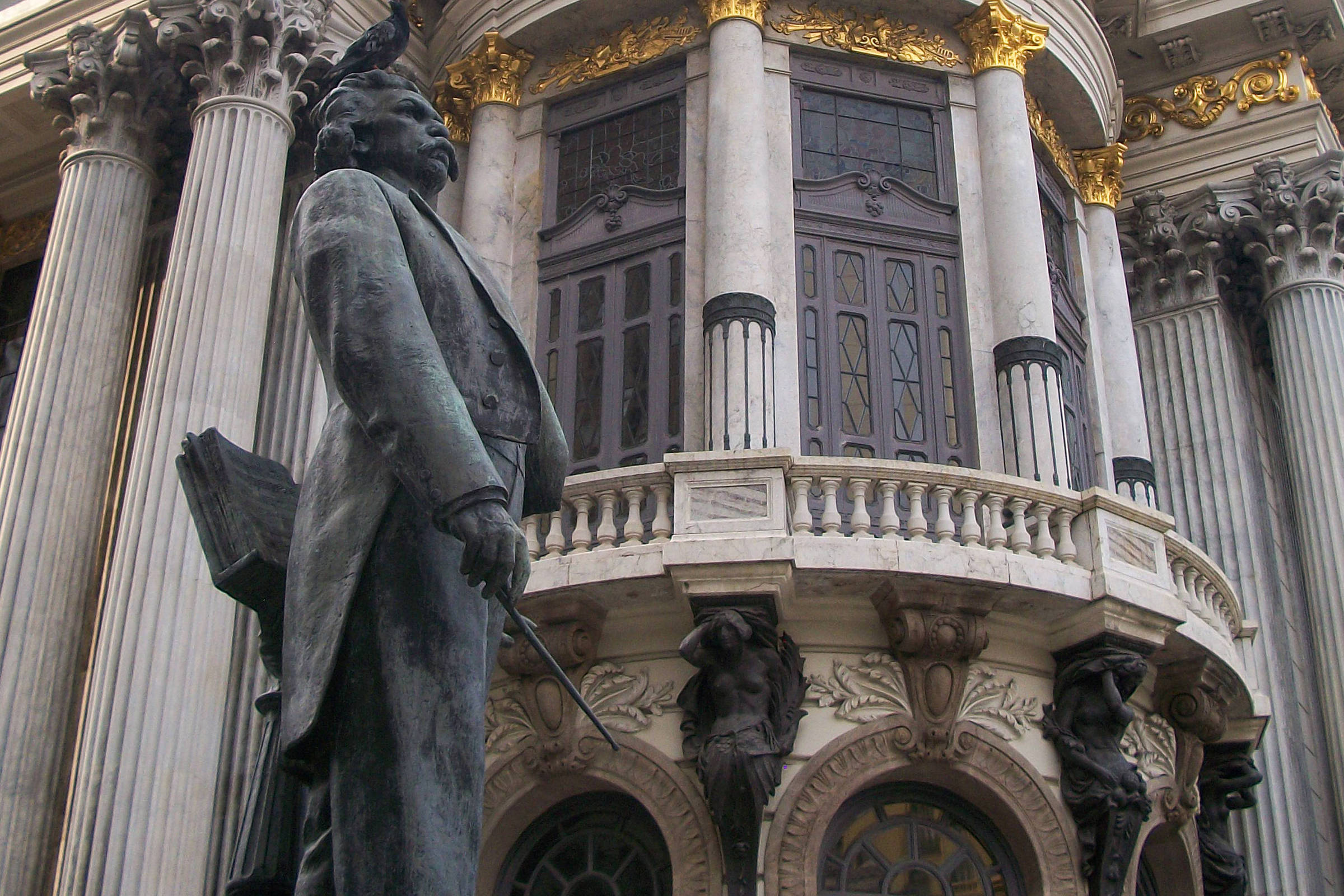 Batuta de estátua de Carlos Gomes é roubada no centro do Rio de Janeiro