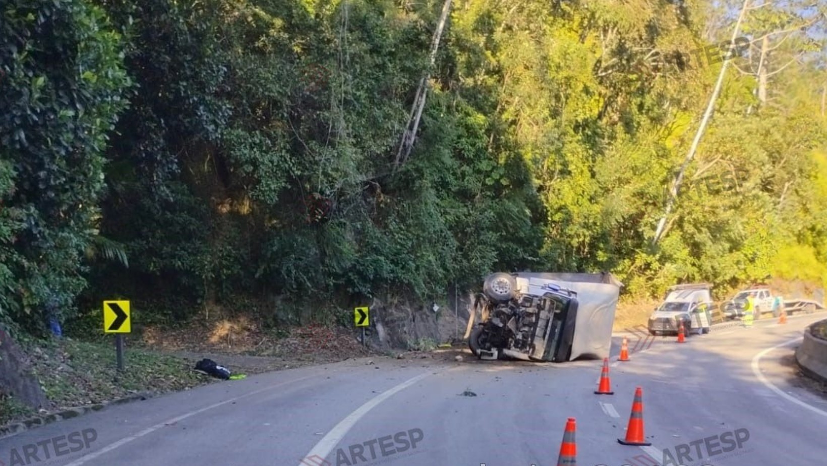 Caminhão tomba após bater em barreira na Rodovia dos Tamoios, em Paraibuna