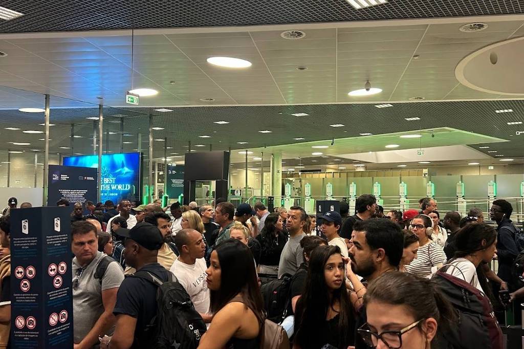 Brigas e tentativas de furar fila marcam passagem pelo aeroporto de Lisboa