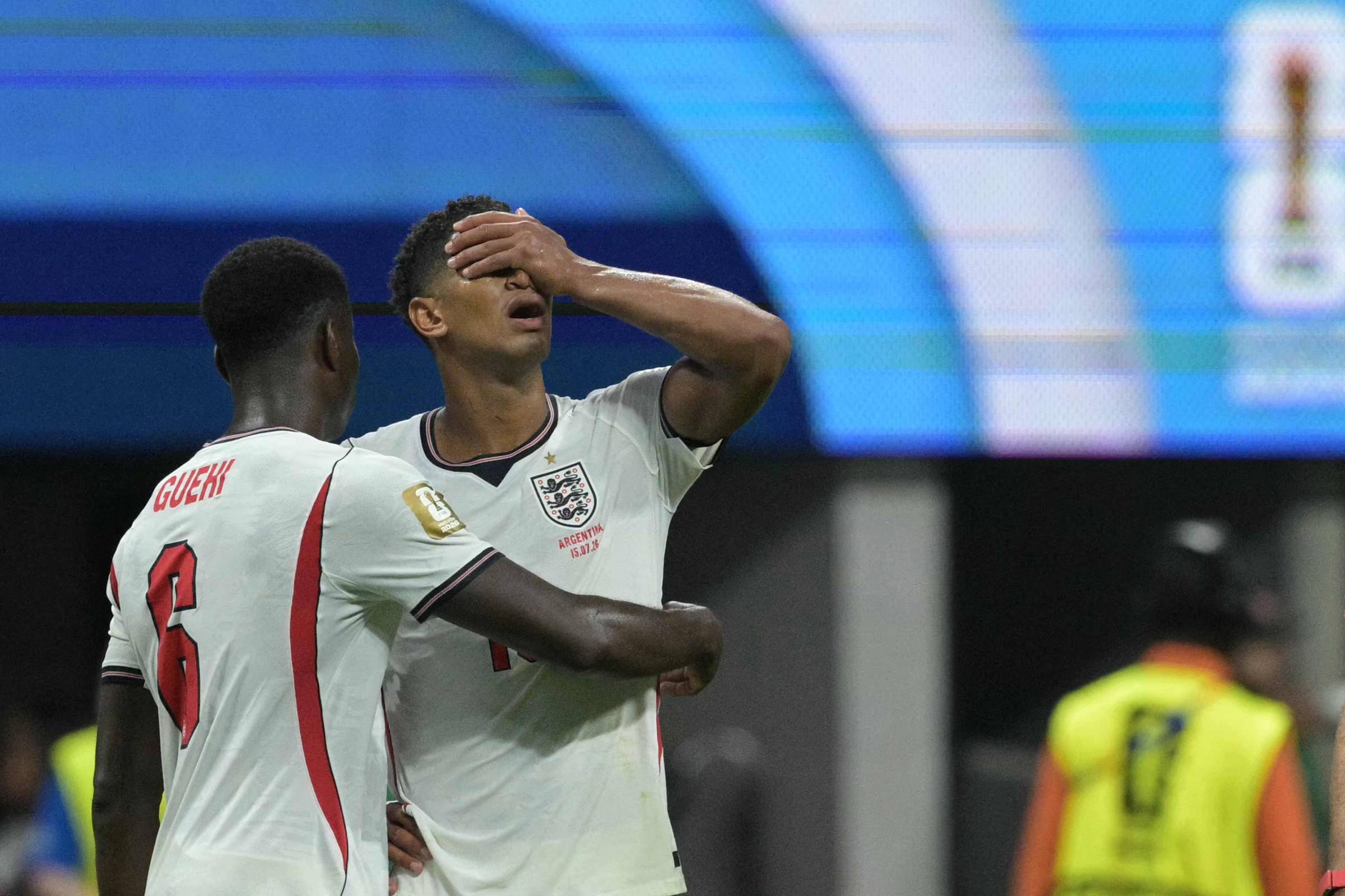 Zagueiro diz estar 'muito decepcionado' com recuo da Inglaterra contra a Argentina