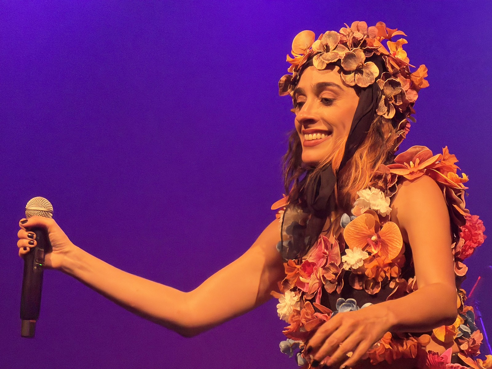 Sedenta de vida e sonho, Juliana Linhares reina como grande artista do Brasil no show 'Até cansar o cansaço'