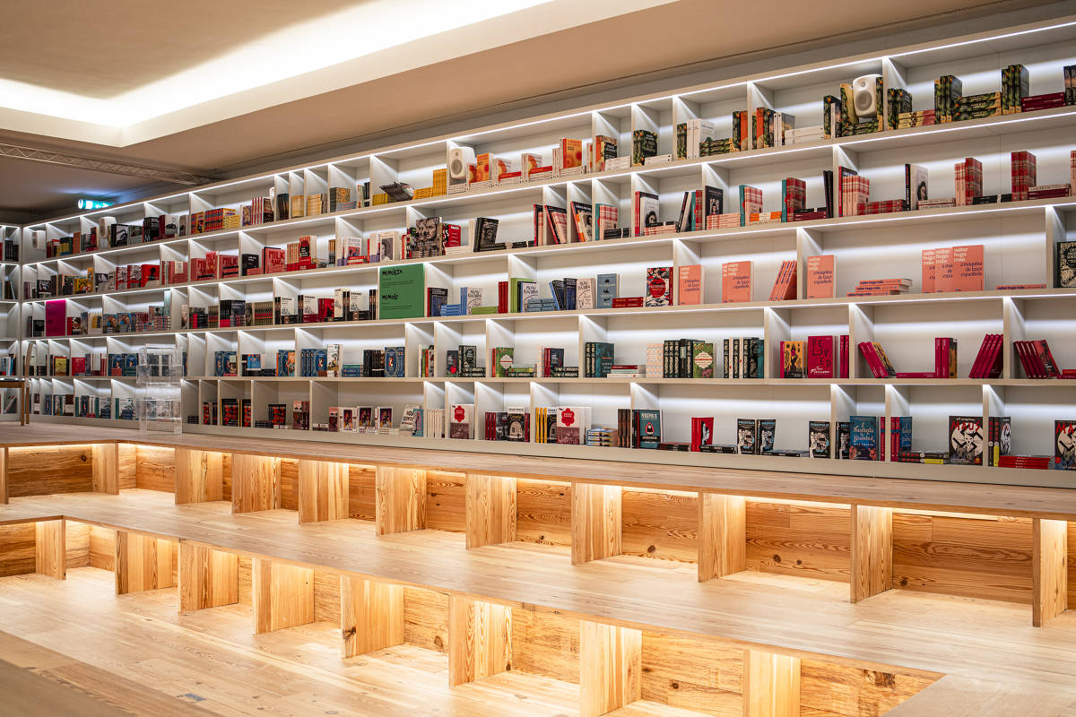 Dua Lipa abre biblioteca em Portugal em defesa da liberdade de expressão