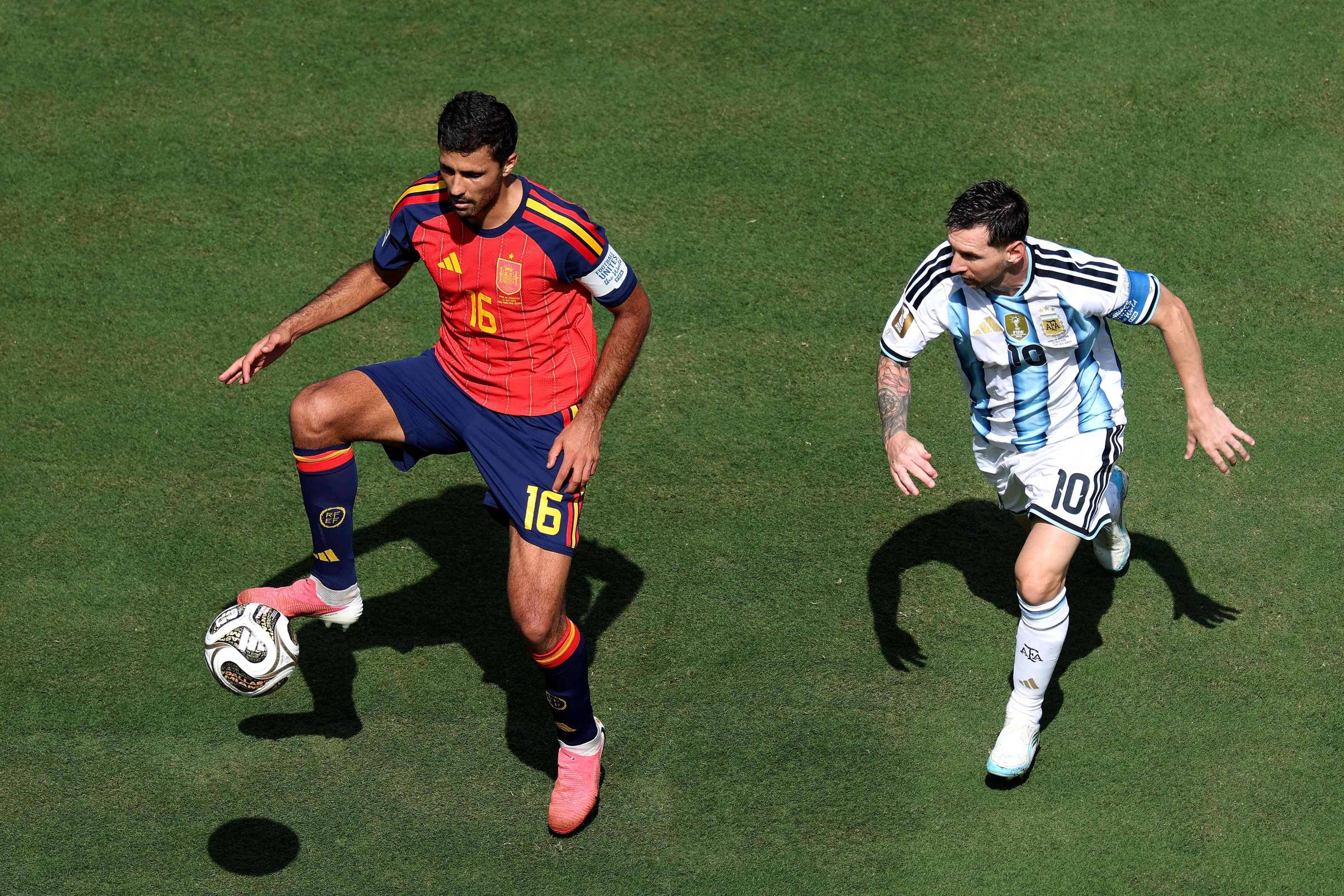 Cérebro da campeã Espanha, Rodri tem recorde de passes em Copas
