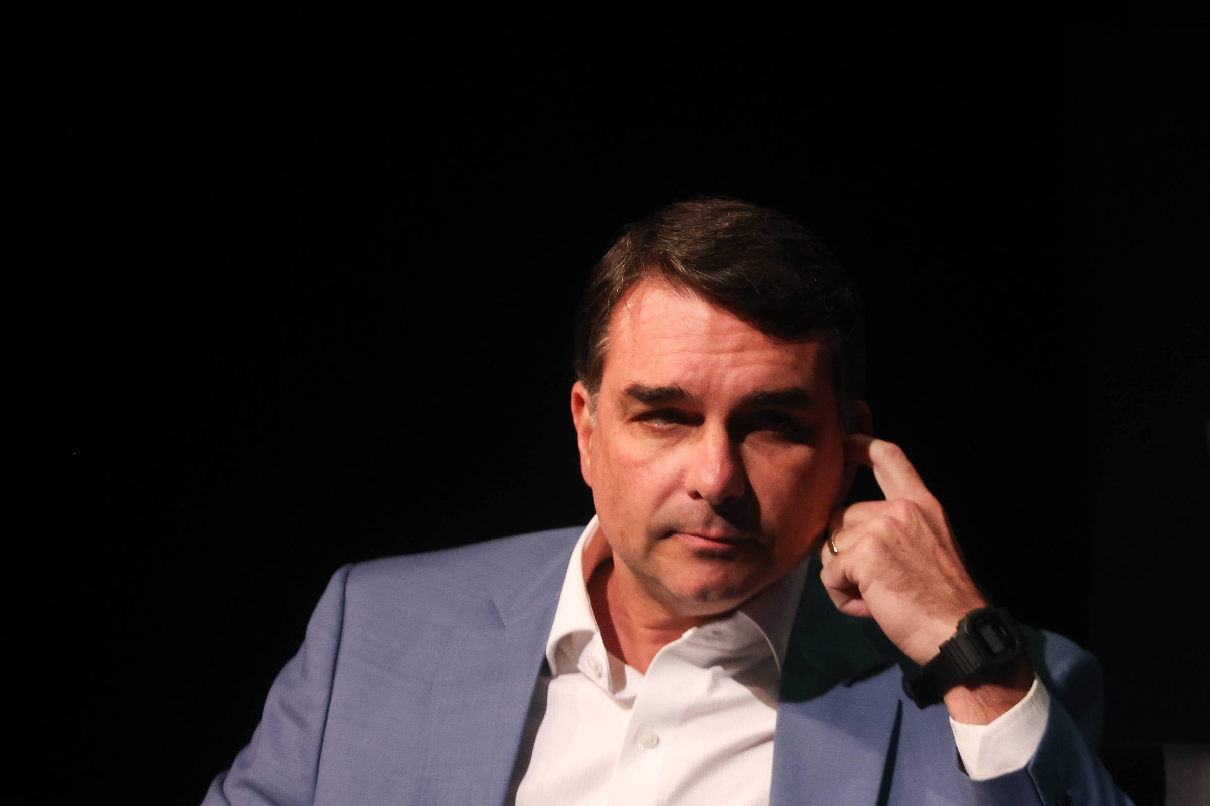 Sem aliança, Flávio chega a convenção sob crítica do centrão de favorecimento à família e inabilidade