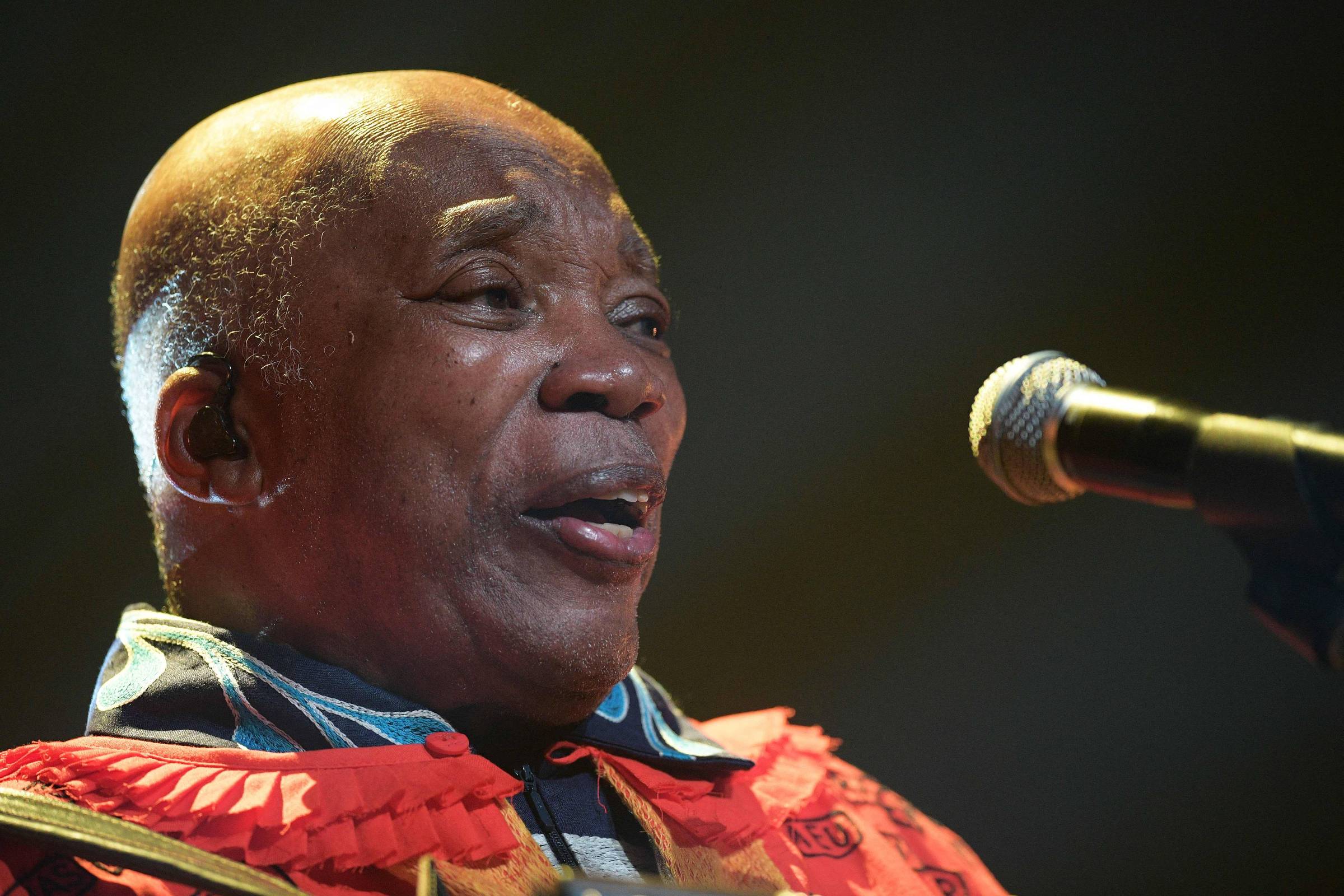 Milton Nascimento volta para casa após ser internado para tratar pneumonia