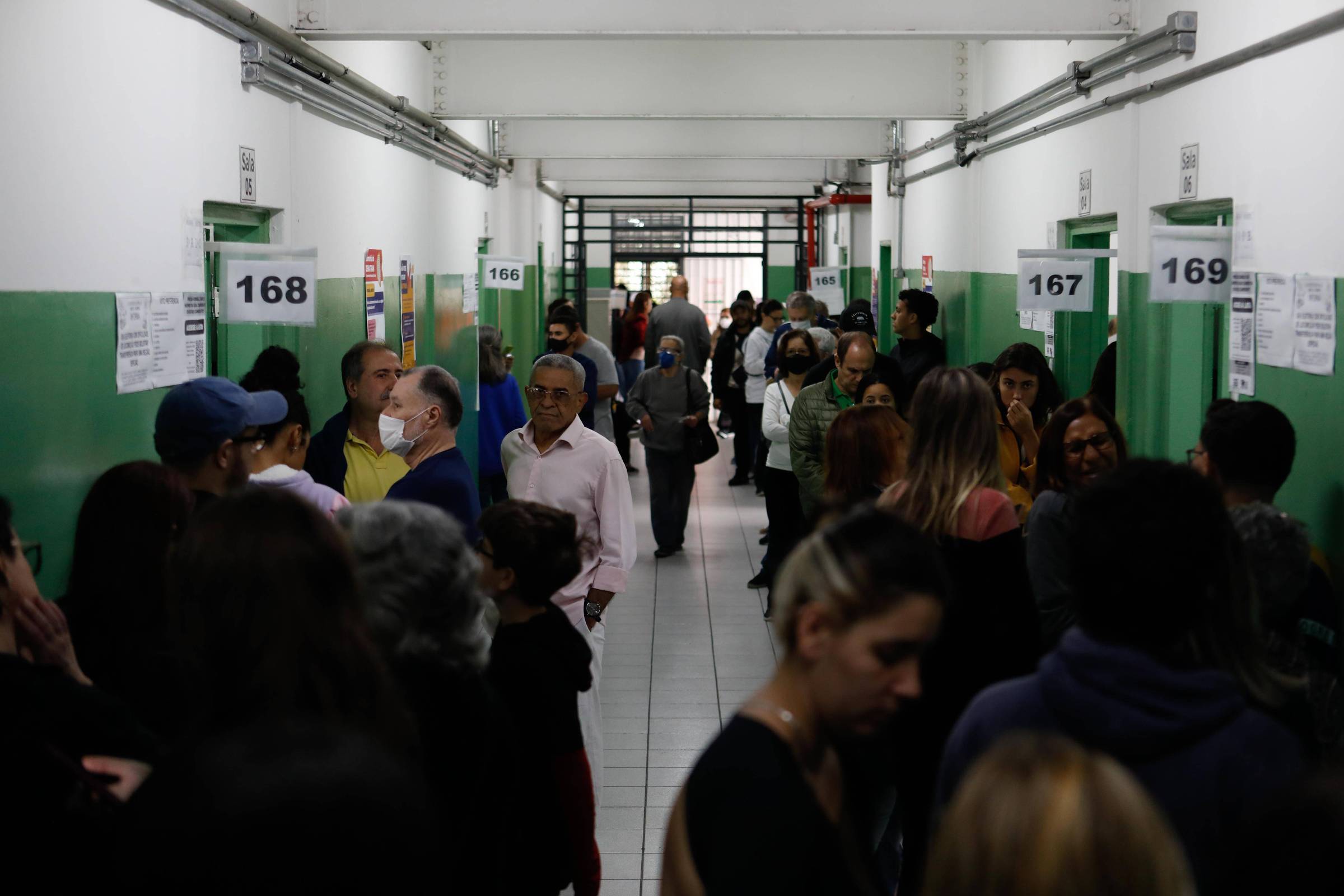 Abstenção crescente desafia voto obrigatório e entra no cálculo de candidatos