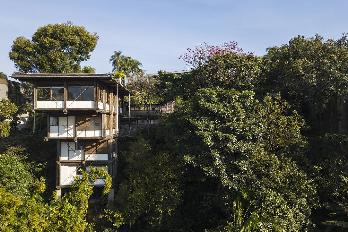 Livro esmiúça as casas de Marcos Acayaba na serra do Guararu, no Guarujá