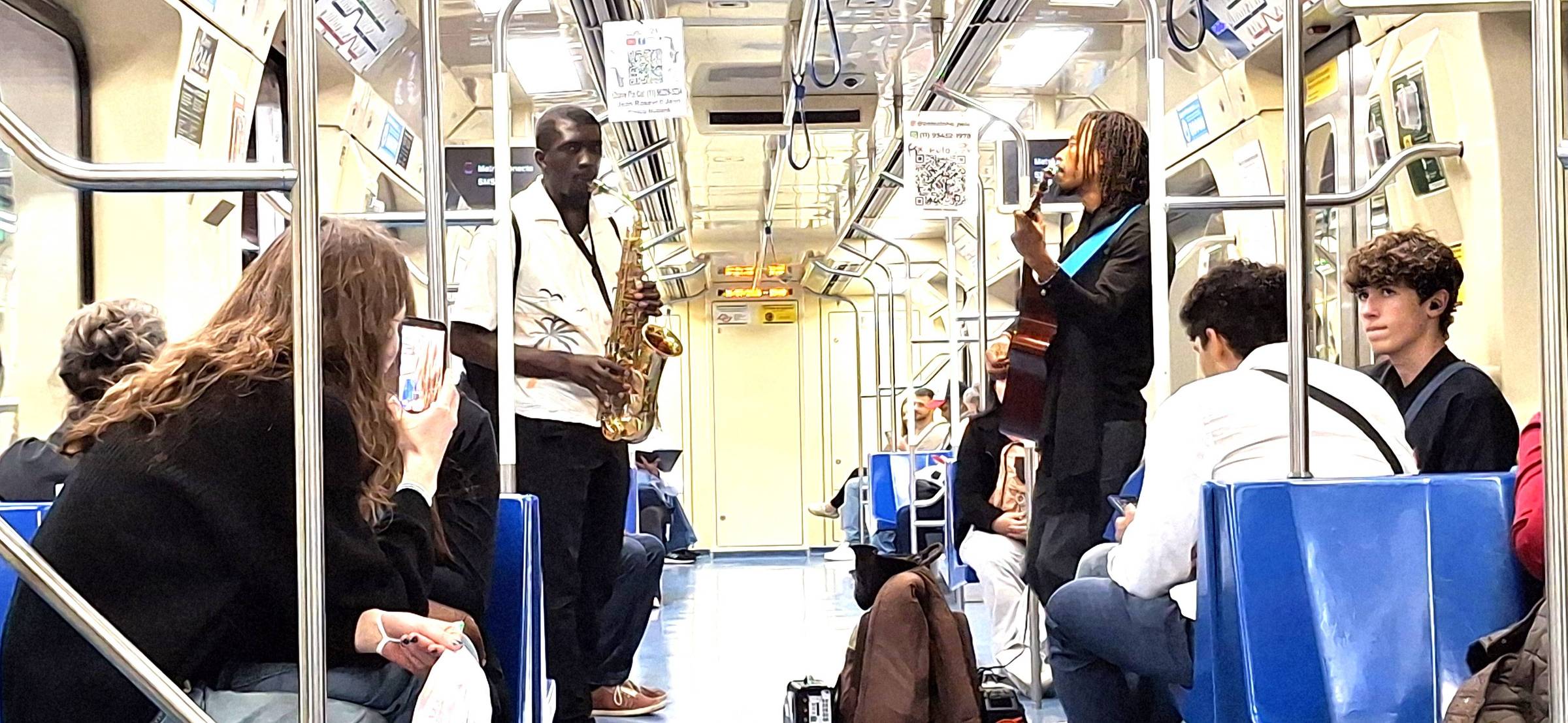 Sons de S.Paulo: saxofonista e violonista tocam no Metrô