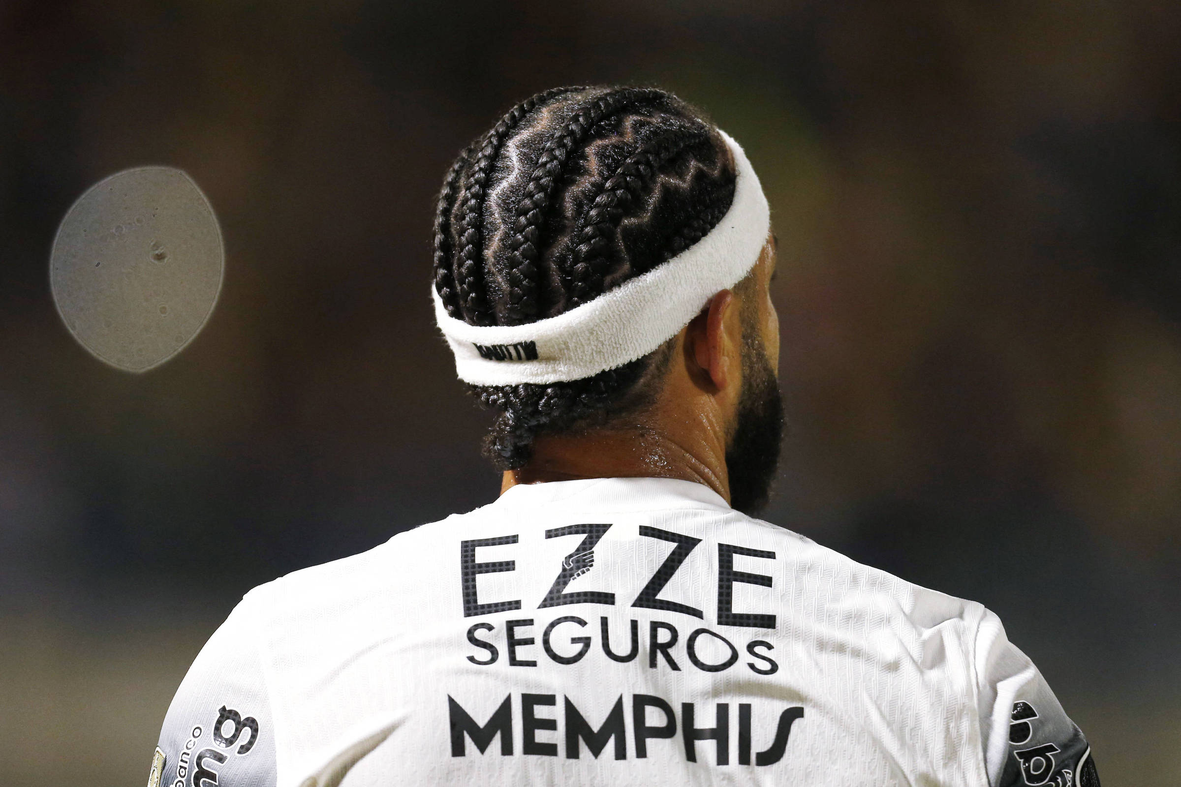 Sem Memphis, Corinthians tenta engatar 3ª vitória enquanto lida com dívidas