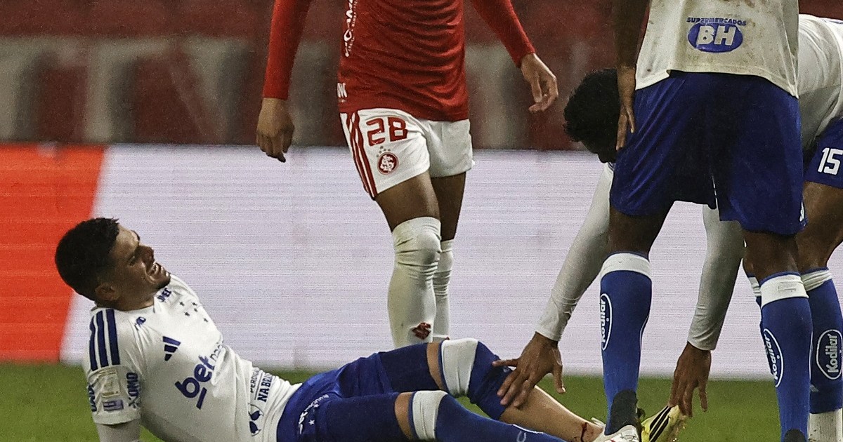 Gabriel Pec sofre fratura na perna em estreia oficial pelo Cruzeiro; veja vídeo