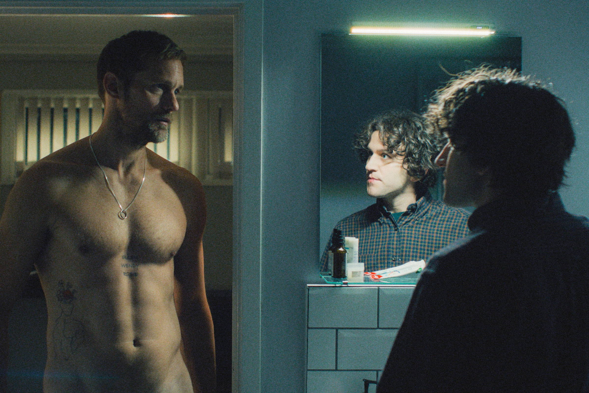 'Pillion', com Alexander Skarsgard, aborda BDSM gay longe dos clichês