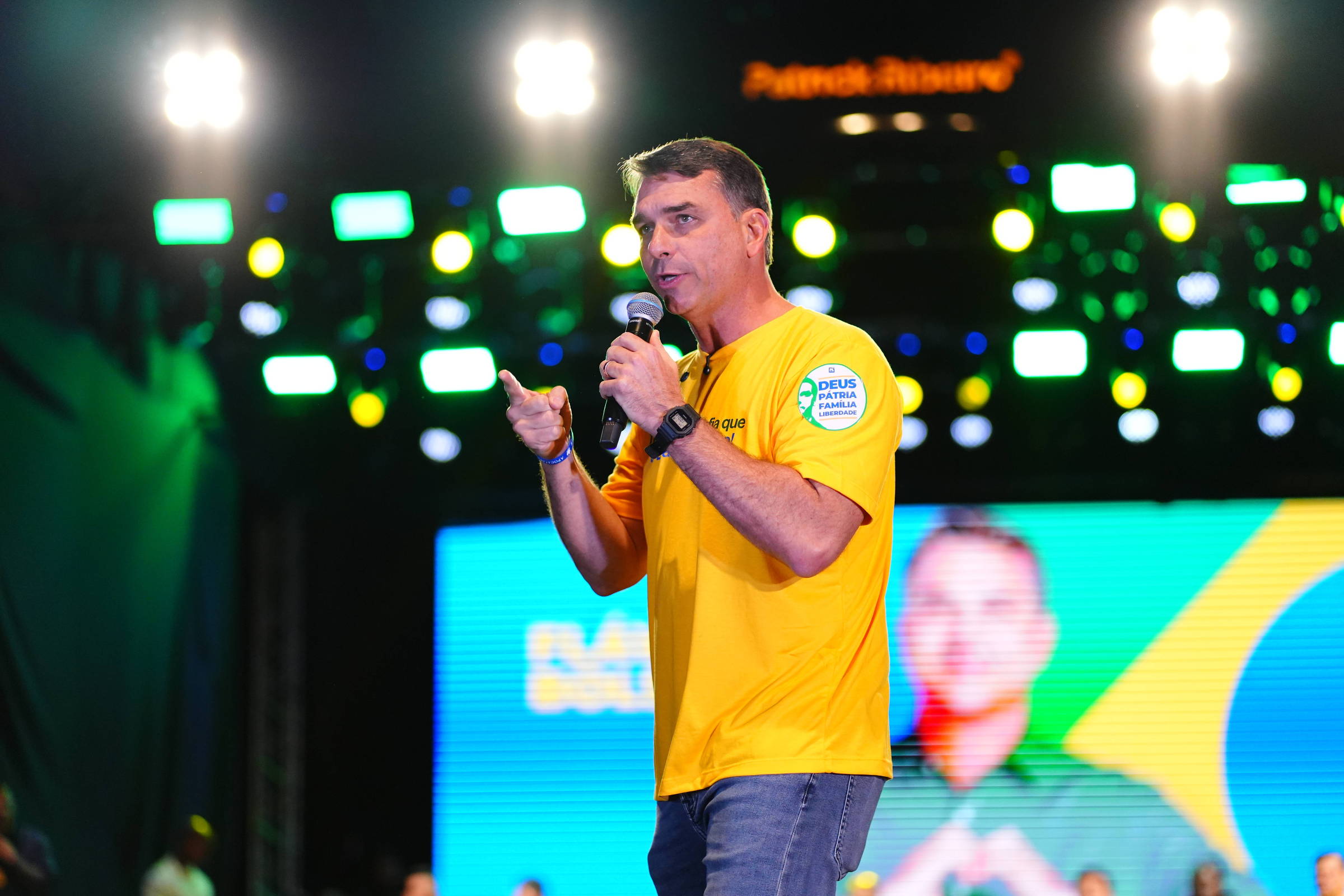 Fala golpista e lamaçal no Rio não ajudam Flávio Bolsonaro