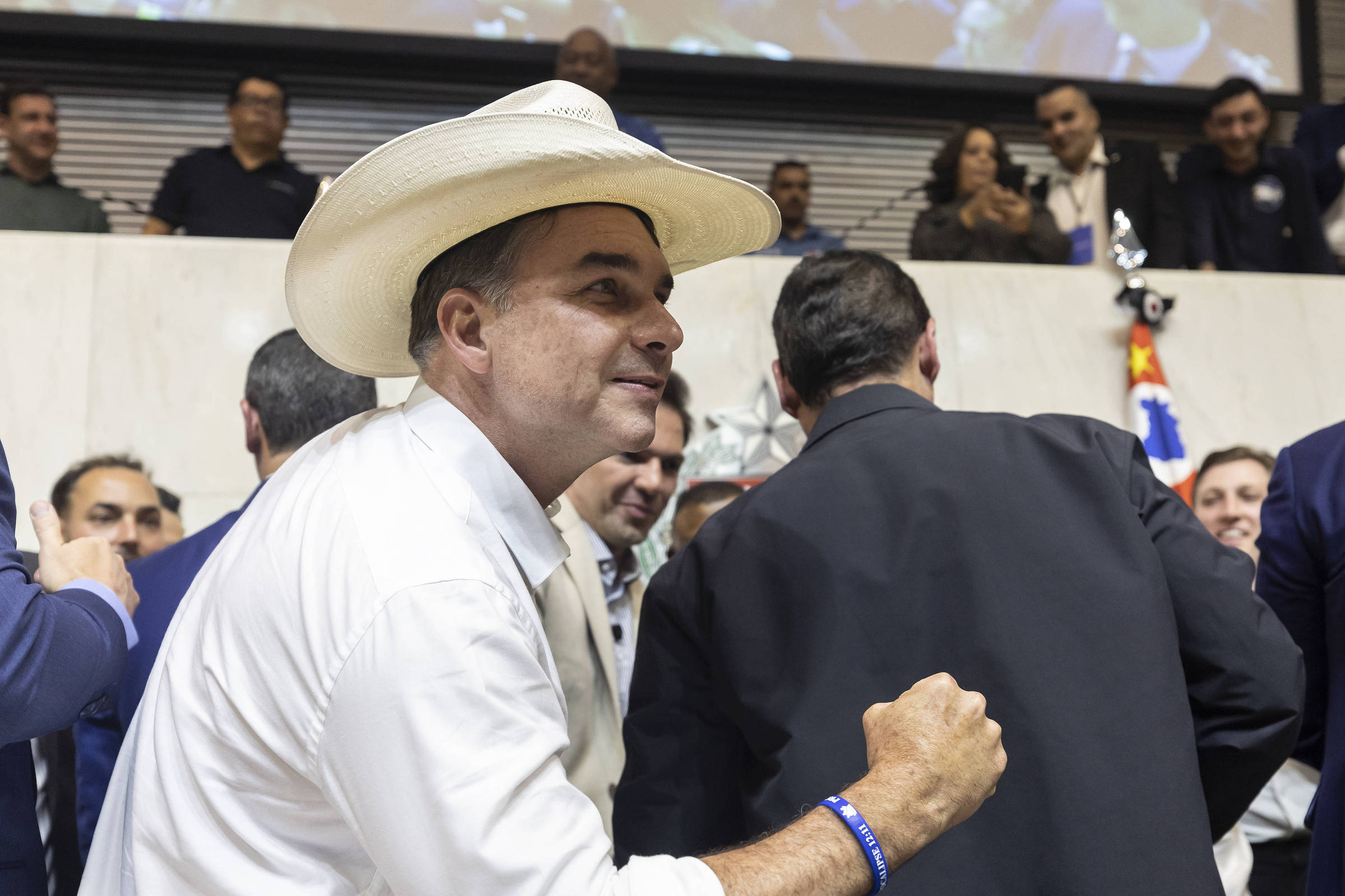Direita profissional acha Flávio amador