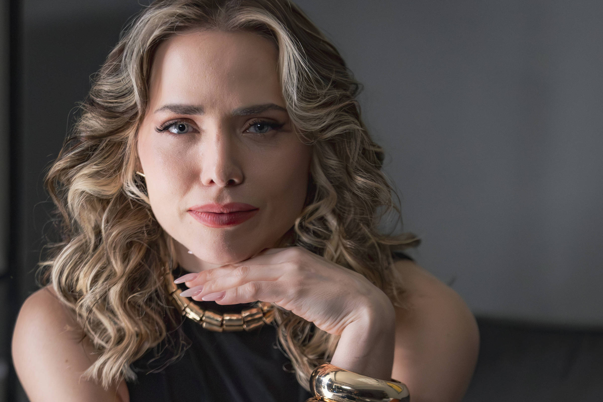 Leticia Colin brinca sobre cenas quentes em 'Jogada de Risco': 'Todo mundo sem roupa'