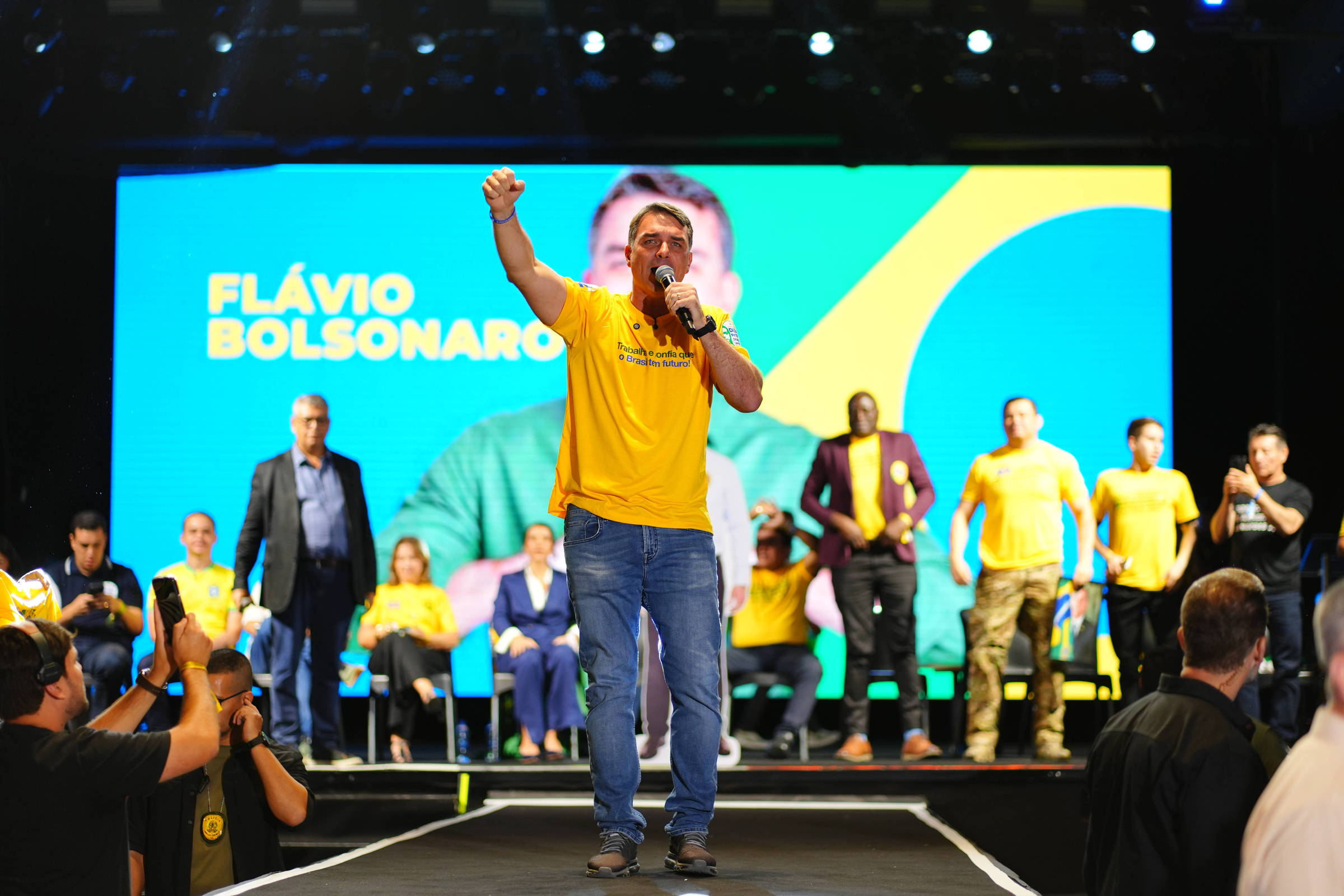 Flávio Bolsonaro tenta driblar isolamento e maré de más notícias para reanimar eleitores em convenção do PL