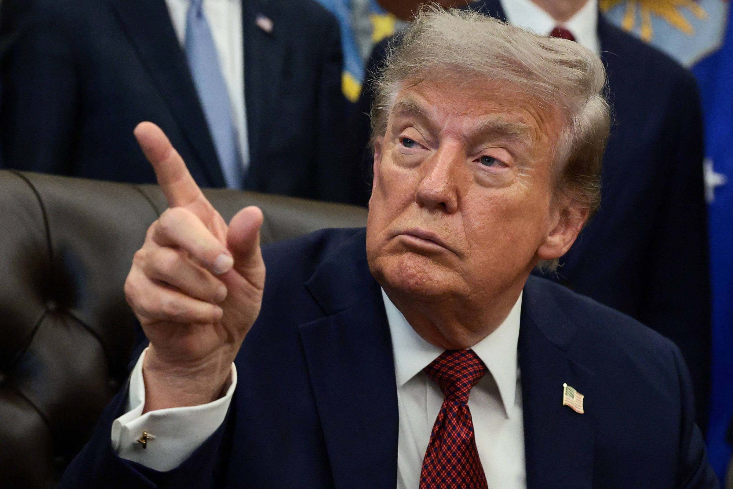 Governo Trump vai enviar dois oficiais para acompanhar as eleições no Brasil, diz jornal americano