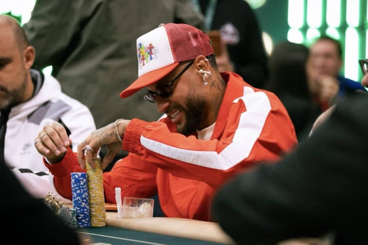 Neymar volta ao Santos após jogar 37 minutos na Copa e trocar a bola por pôquer