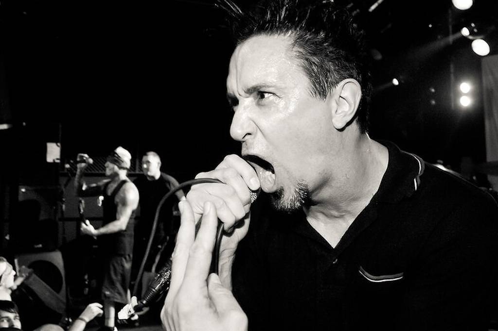 Morre Lou Koller, vocalista da banda de punk hardcore Sick Of It All, aos 59 anos