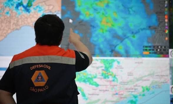 Frente fria traz chuva e rajadas de vento acima de 70 km/h ao Litoral Norte