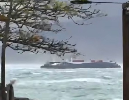 Homem de 50 anos morre em naufrágio durante tempestade em São Sebastião
