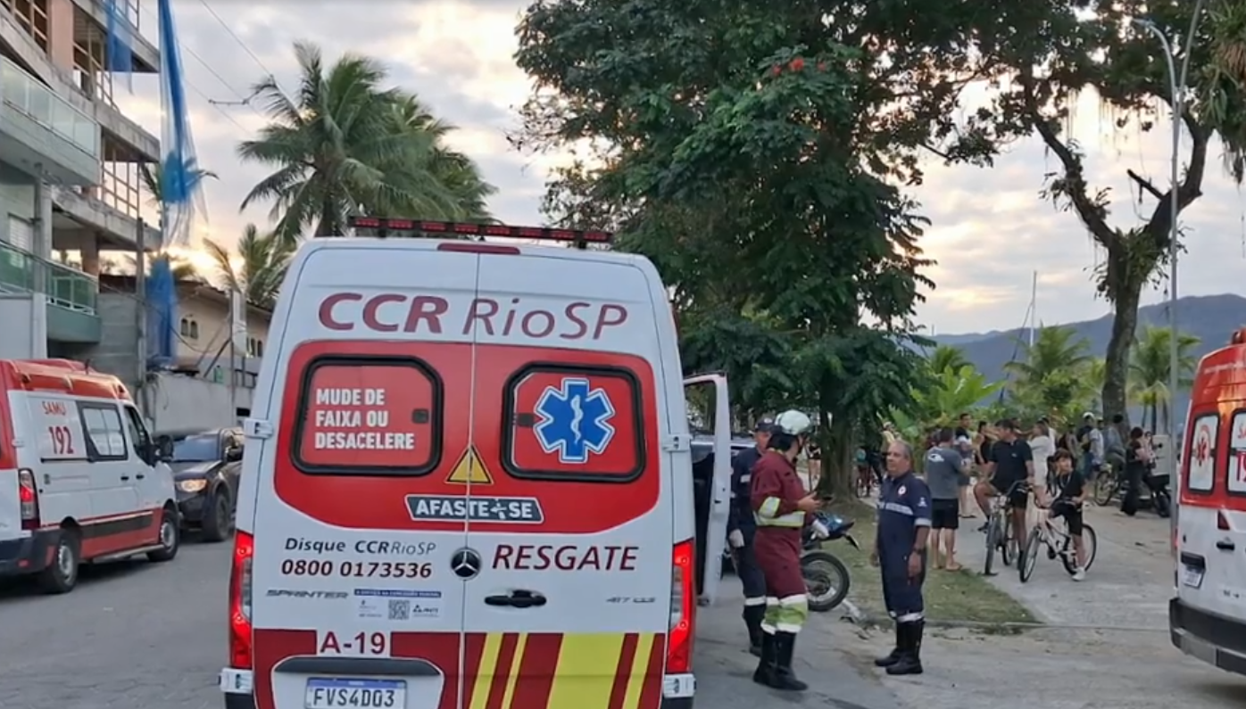Lancha naufraga durante ventania em Ubatuba e criança de 6 anos é internada em estado grave 
