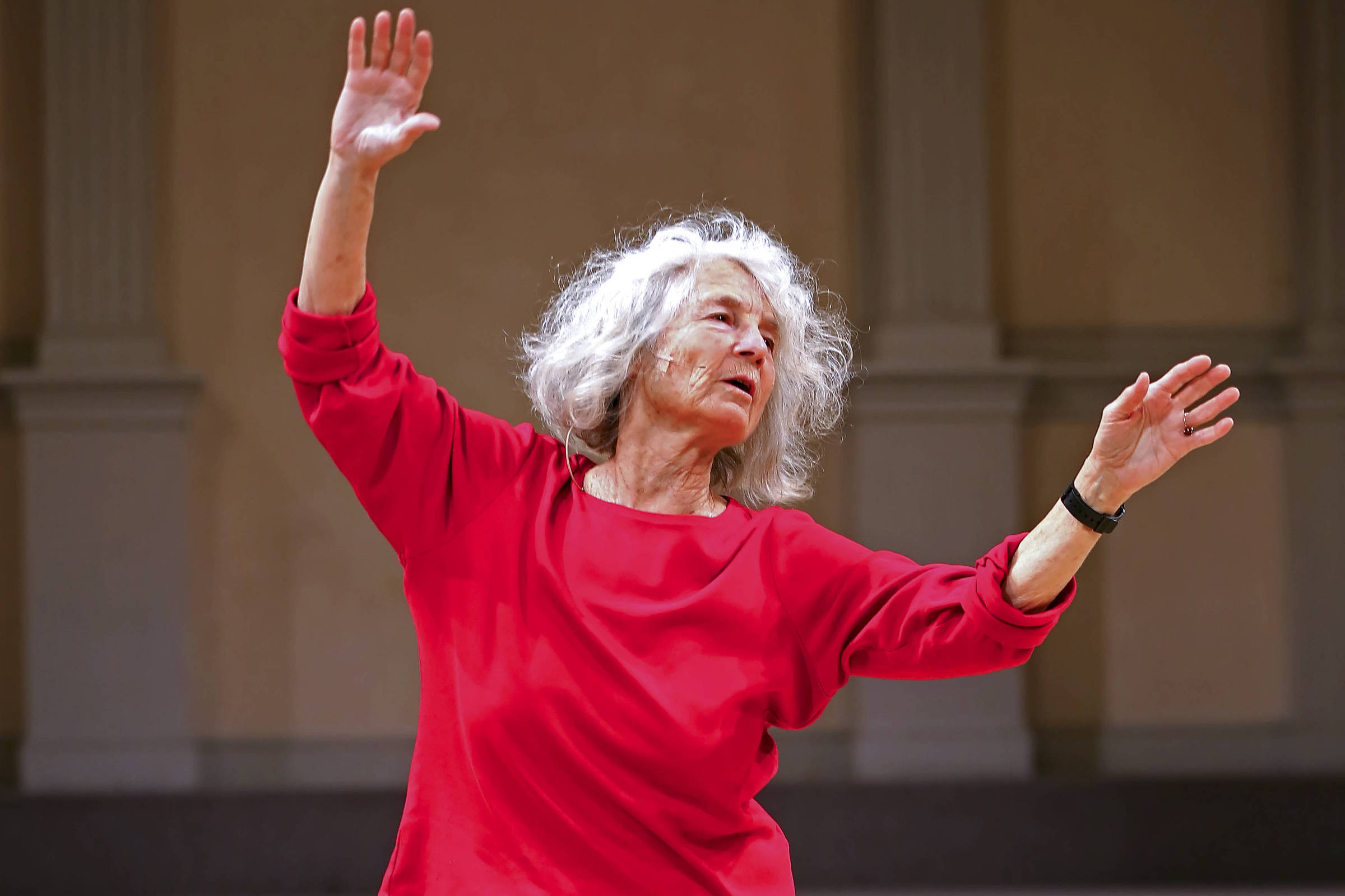Morre Simone Forti, artista e coreógrafa que revolucionou a dança, aos 91 anos