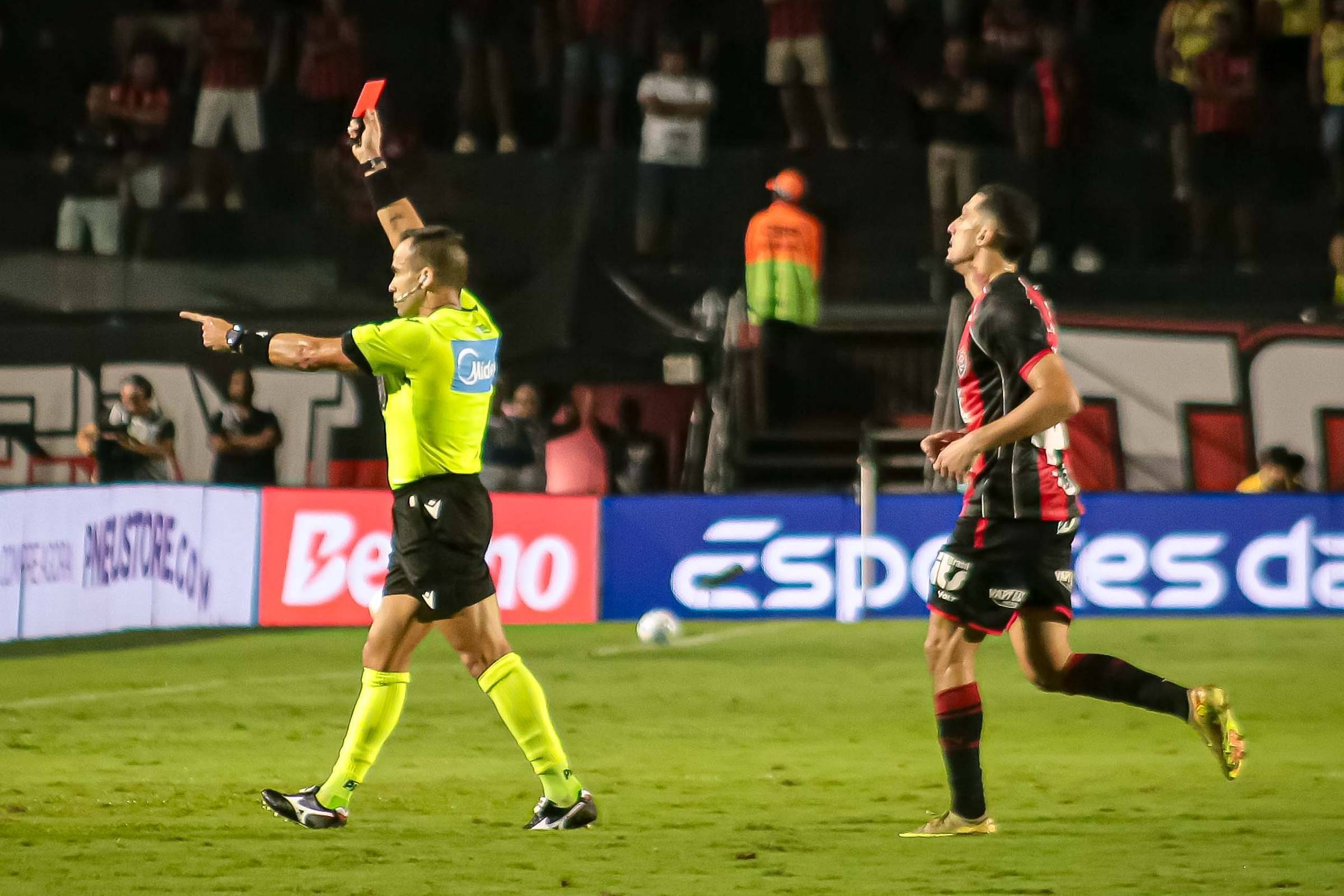Em jogo polêmico, Palmeiras dispara; dupla Gre-Nal cria um miniestadual contra a queda
