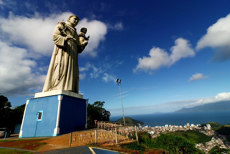 Estátua de Santo Antônio é danificada por ventos de 70 km/h; acesso ao morro é interditado