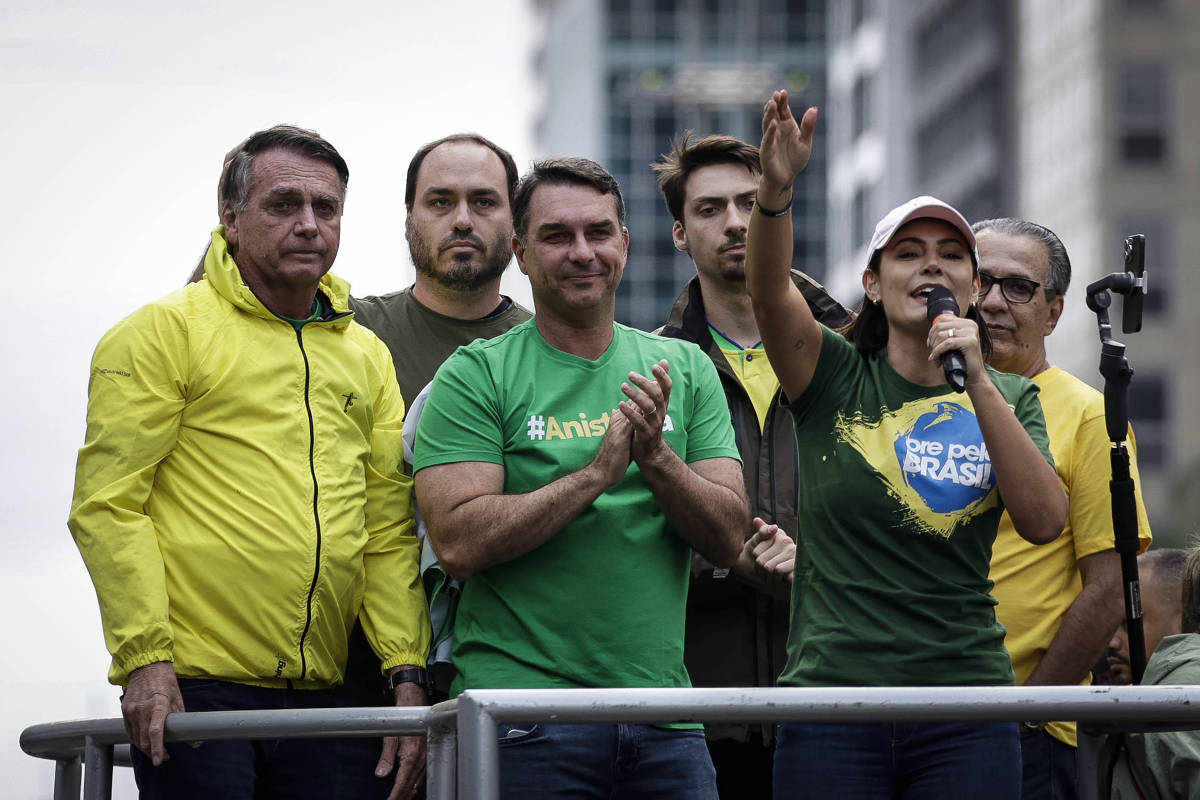 Michelle deve confirmar candidatura ao Senado em evento com Flávio e lançar irmão como suplente