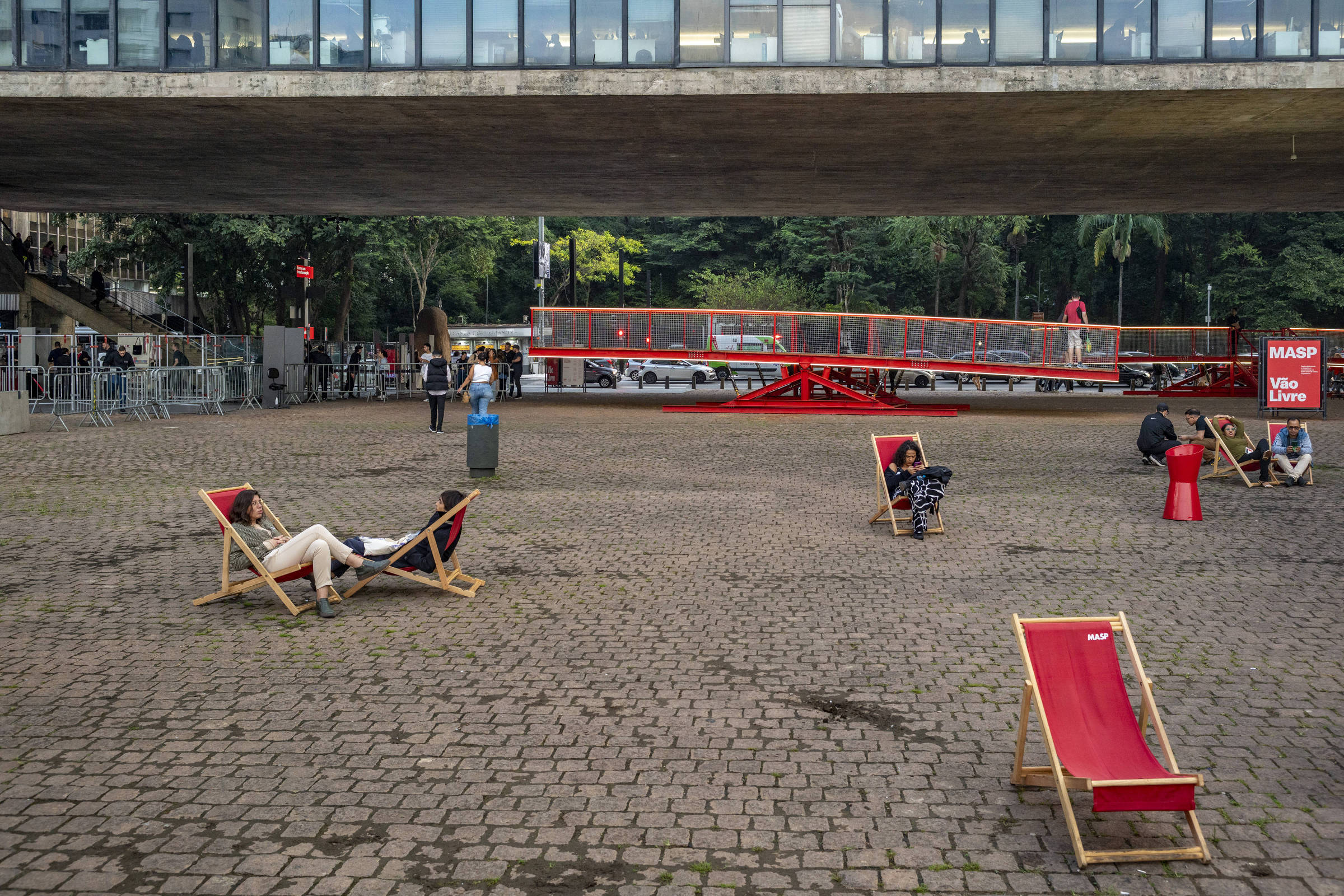 Companhia das Letras promove leitura coletiva gratuita no vão do Masp