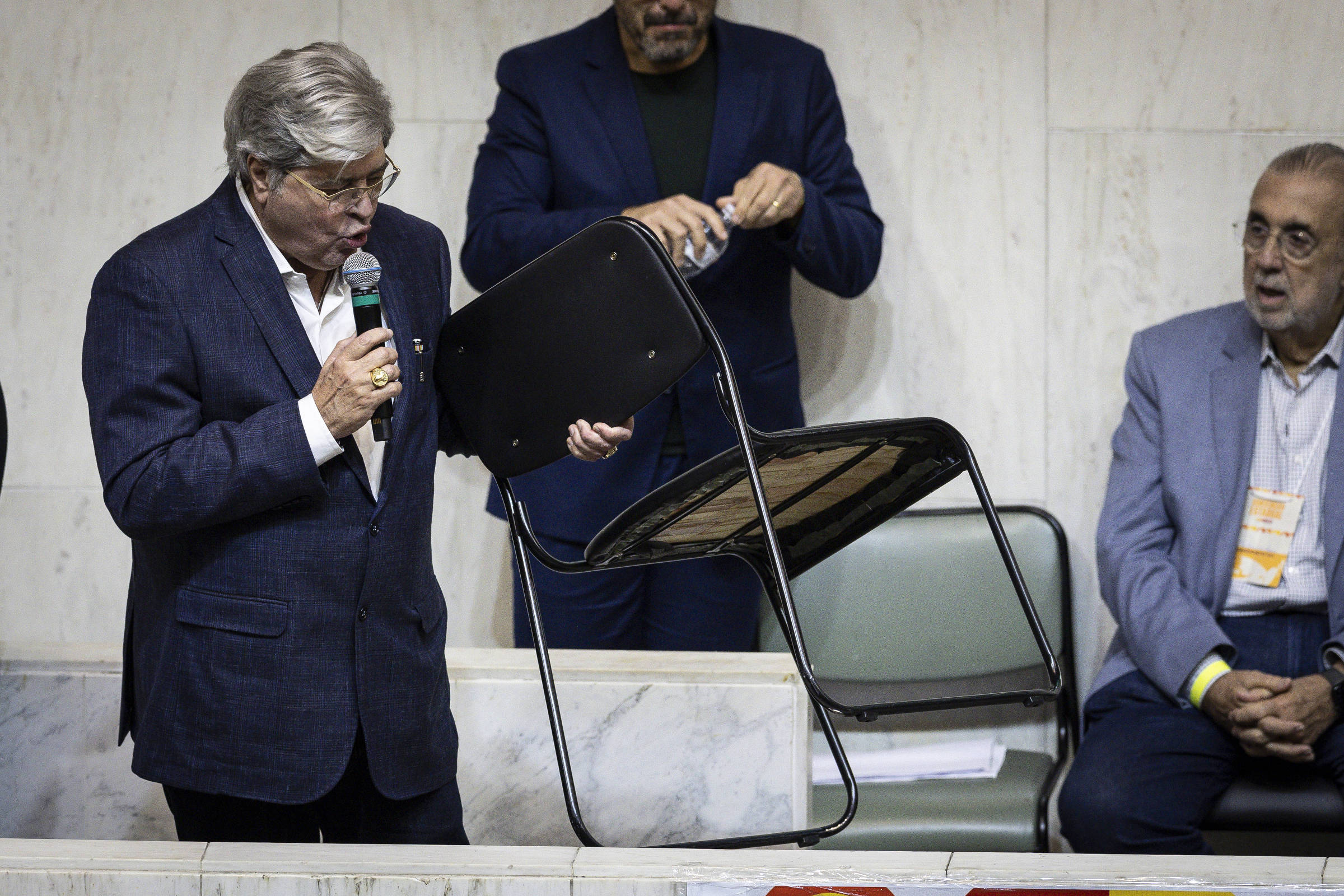 Convenção do PSB em SP tem exaltação a cadeirada de Datena e ataque de Haddad a Tarcísio