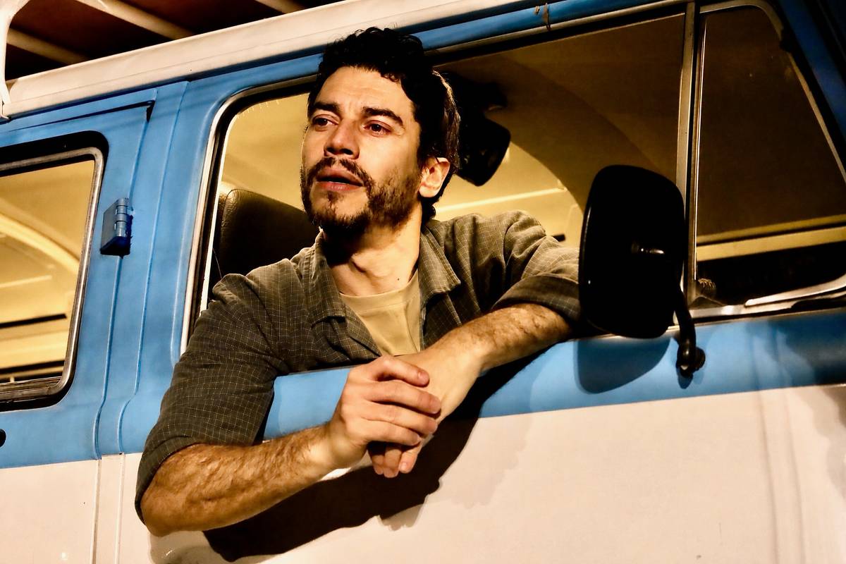 Lee Taylor leva 'Manifesto' ao palco e questiona conflito entre o capitalismo e a arte