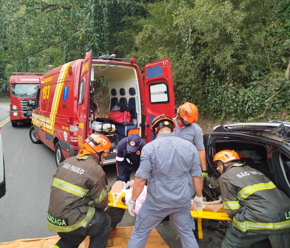 Colisão frontal entre dois carros deixa nove feridos e mobiliza helicóptero Águia em Caraguatatuba