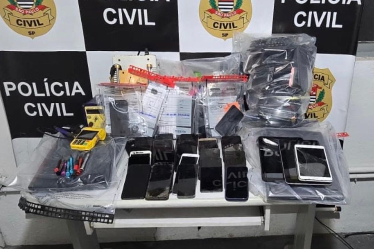 Polícia desmonta esquema clandestino de desbloqueio de celulares no litoral de SP