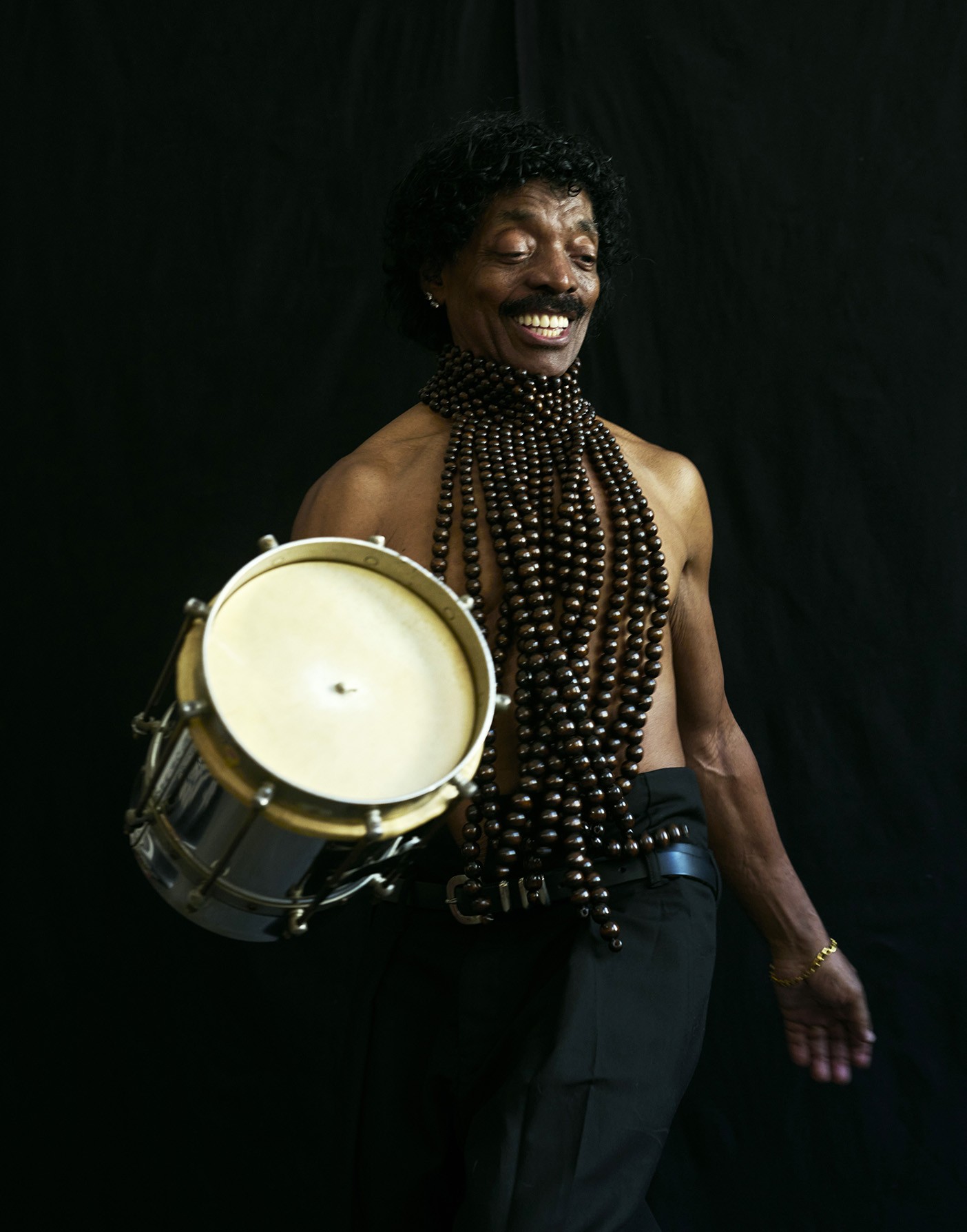 Índio da Cuíca lança em setembro o álbum 'Zing zing', com Siba, Ana Frango Elétrico e samba de Juçara Marçal
