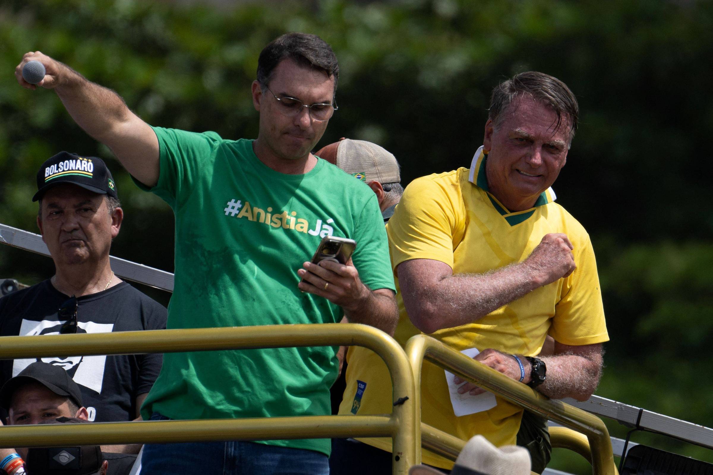 Flávio Bolsonaro quer tirar universidades federais da alçada do MEC