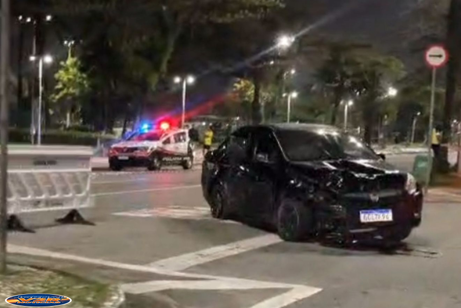 Carro desgovernado atinge duas motos estacionadas em Santos durante a madrugada