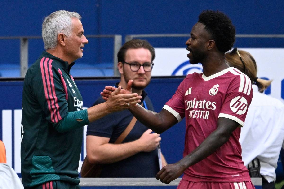 Mourinho descarta saída de Endrick e pede mais proteção a Vini Jr.