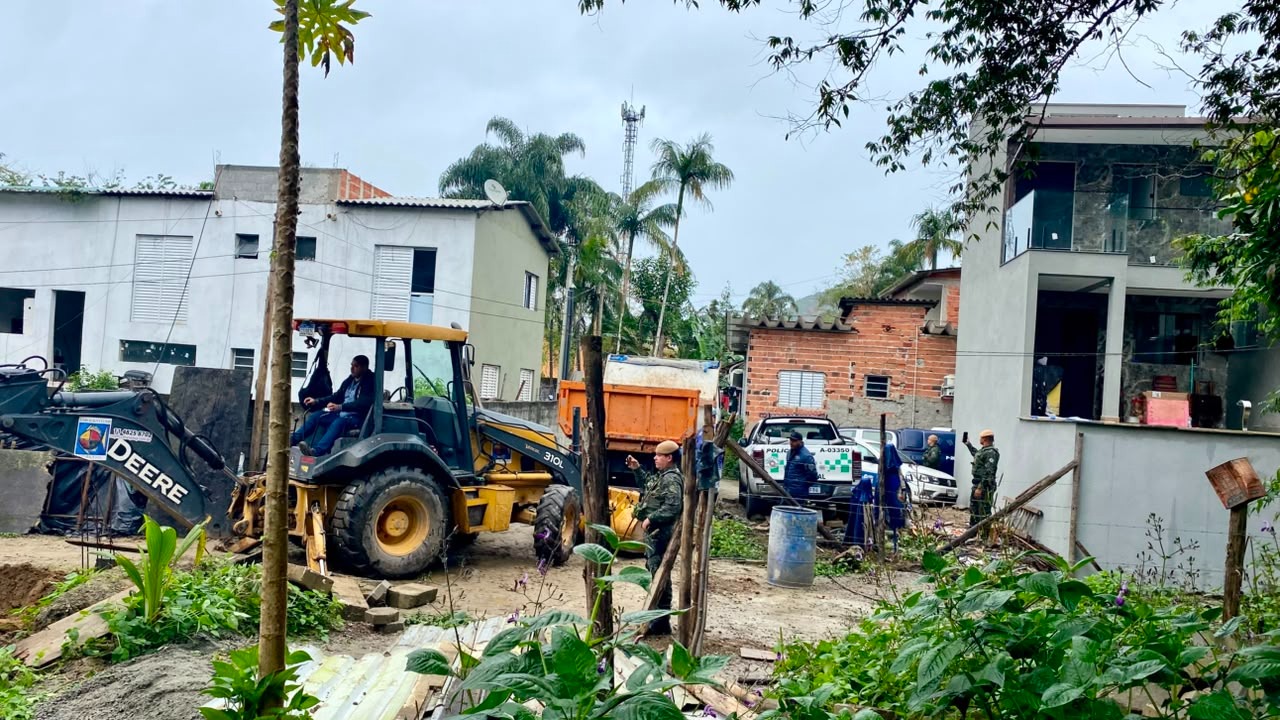 Casas em área de proteção e alto risco de alagamento são demolidas